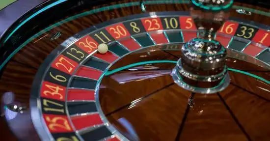 Suasana meja live casino Rejekibet dengan dealer profesional dan antarmuka taruhan interaktif